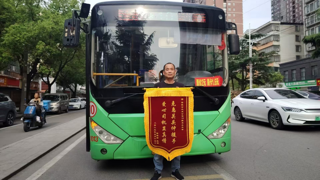 老人乘车到站“熟睡”不醒　公交司机紧急救助转危为安