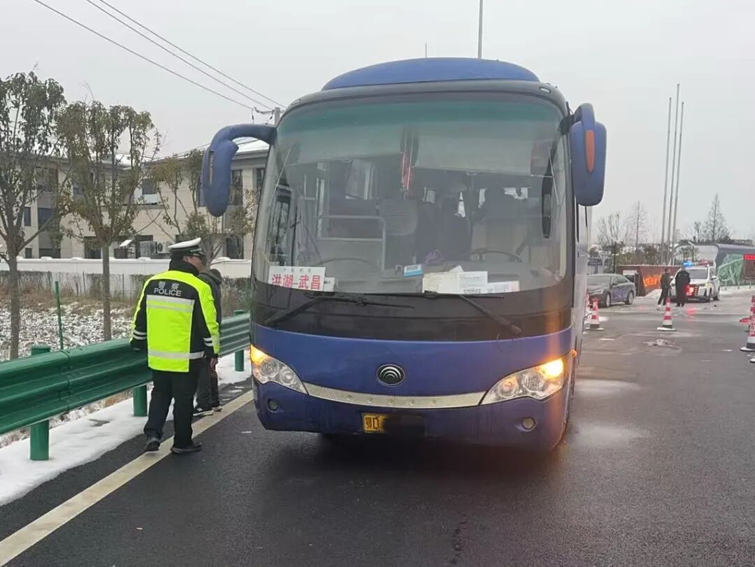 风雪中车辆被困 交警施救暖民心