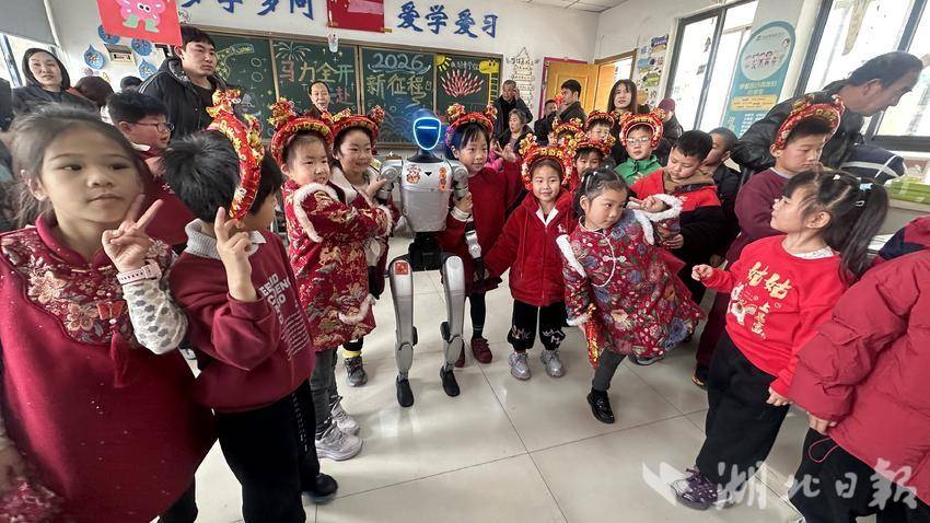 机器人点亮开学季！精英校区迎来科技感满满“开学...