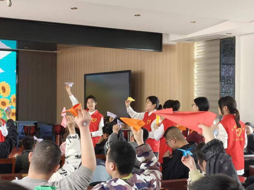 追“锋”而行“青”暖荆楚·走进无声世界 用爱“听...